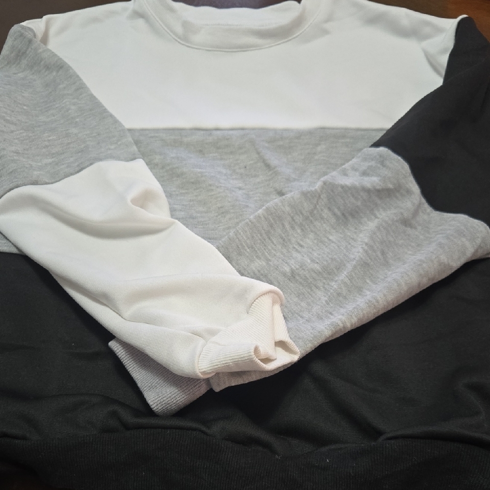 SHEIN Black Crewneck Sweatshirt with Label Detail